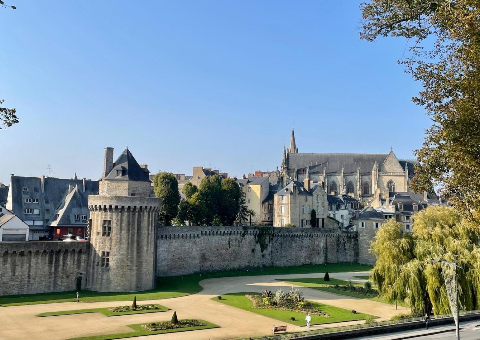 Laroche Grand Duplex Dans Le Centre Historique Avec Garage Lägenhet Vannes Exteriör bild